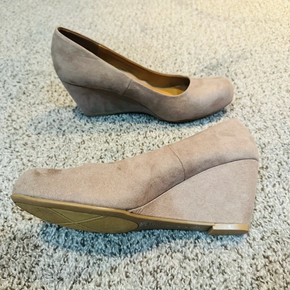 CL by Chinese Laundry Nima Wedge Pump Taupe Super Suede Like New Size 10